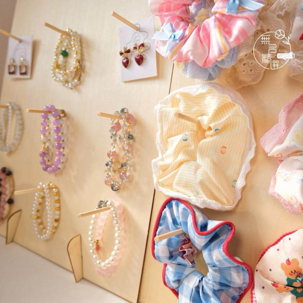 現貨🔺特價 小資髮圈展示板｜輕巧便攜陳列架｜手工飾品展示架｜手作市集飾品展示板 髮圈耳環手鍊通用支架｜擺攤道具｜攤位設計-細節圖8
