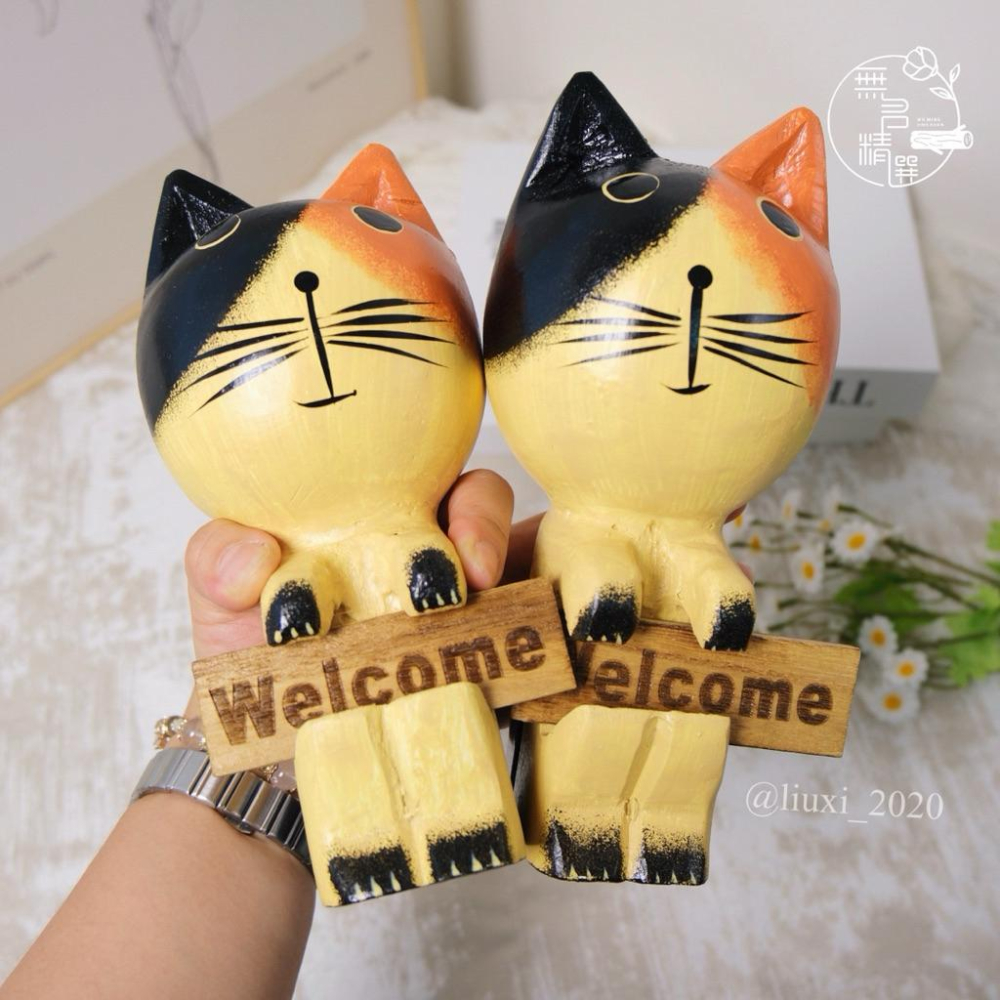 現貨🔺迎賓三花貓｜手工木雕 ｜WELCOME｜三花貓｜貓咪公仔｜歡迎光臨 擺件｜木牌活動式 店面擺飾 公仔擺件 玄關裝飾-細節圖2