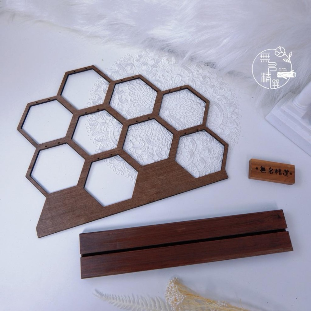 現貨🔺 胡桃木六角蜂巢展示架｜木製多格展示台 飾品陳列架 公仔展示 底座擺飾 拍照道具 商品陳列 櫥窗擺設 北歐風耳環架-細節圖2