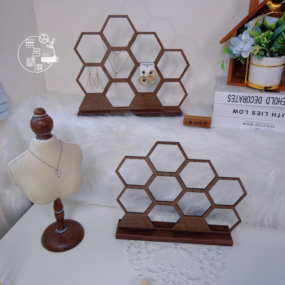 現貨🔺 胡桃木六角蜂巢展示架｜木製多格展示台 飾品陳列架 公仔展示 底座擺飾 拍照道具 商品陳列 櫥窗擺設 北歐風耳環架-細節圖3