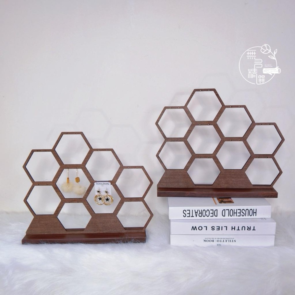 現貨🔺 胡桃木六角蜂巢展示架｜木製多格展示台 飾品陳列架 公仔展示 底座擺飾 拍照道具 商品陳列 櫥窗擺設 北歐風耳環架-細節圖6