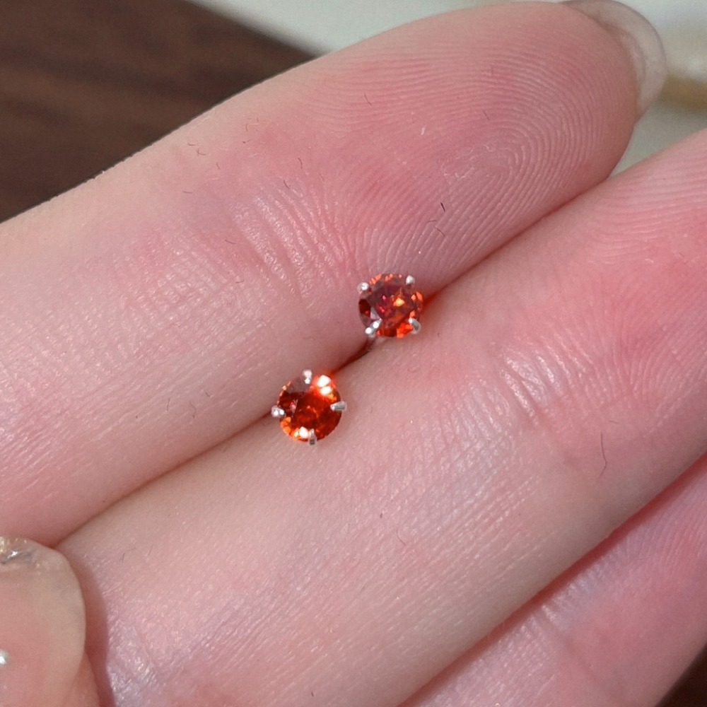 𝐿𝑢𝑜𝑗𝑖𝑛𝑔 ෆ 閃耀你的少女心·5A鋯石迷你彩色s999足銀耳環｜耳針｜養耳洞｜抗過敏｜彩色鋯石耳環-規格圖9