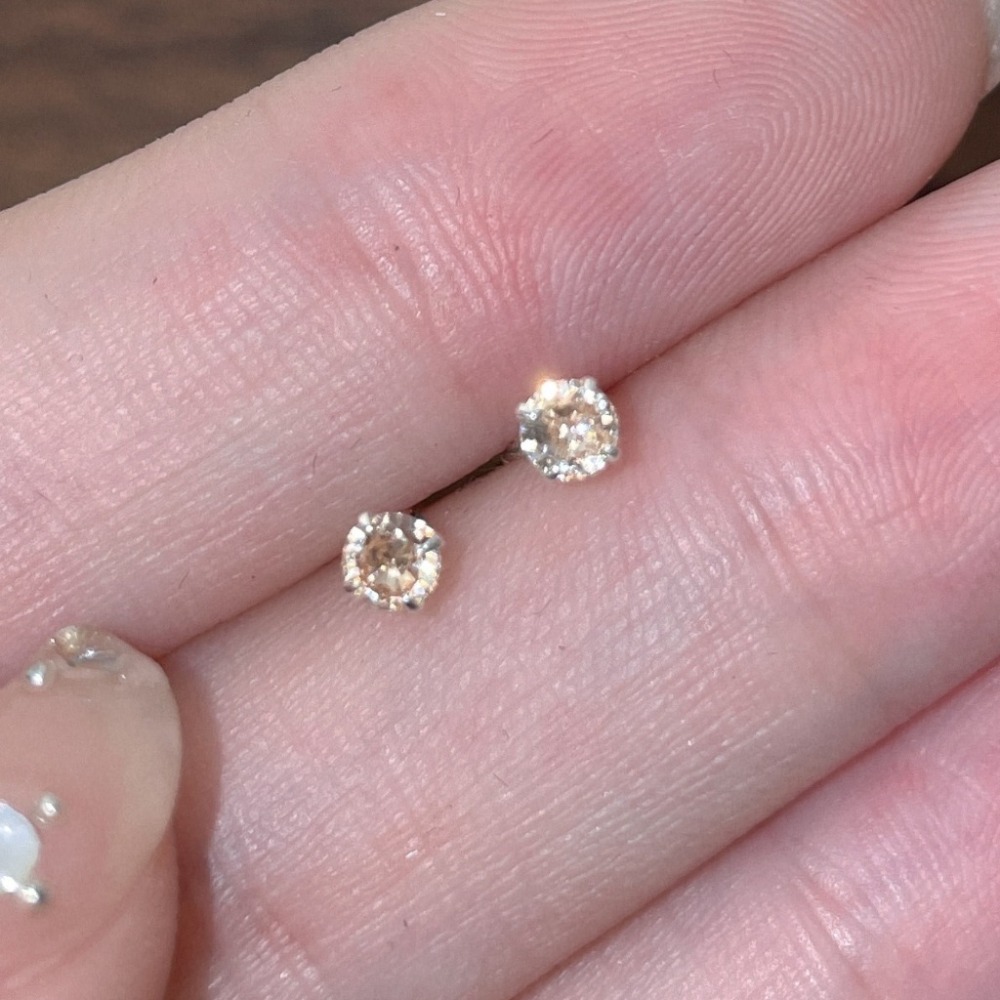 𝐿𝑢𝑜𝑗𝑖𝑛𝑔 ෆ 閃耀你的少女心·5A鋯石迷你彩色s999足銀耳環｜耳針｜養耳洞｜抗過敏｜彩色鋯石耳環-規格圖9