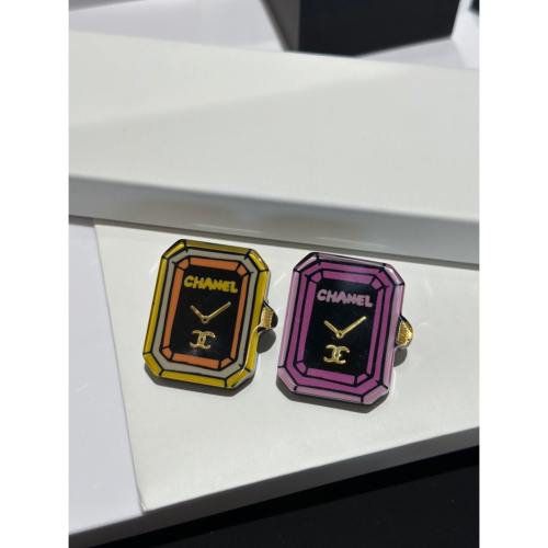 香奈兒 Chanel 新款 亞力克漫畫塗鴉胸針 紫色錶盤漫畫logo胸針對✔️ 黃色錶盤漫畫logo