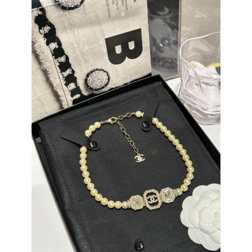 香奈兒 Chanel LOGO方框水鑽珍珠項鍊 鑲嵌鑽石💎珍珠 設計感十足🖤✨ 時髦精必備單品👧🏻