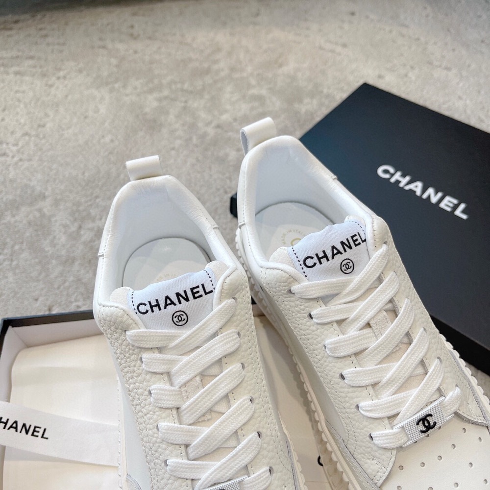 【Chanel 香奈兒】小新新品厚底小白鞋餅乾鞋休閒鞋。✨✨鞋面採用進口牛皮，內里墊腳為進口羊皮，原版私模大底