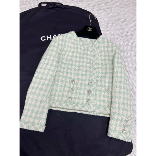 香奈兒 Chanel 綠色格紋斜紋軟呢外套～～原版定制雙C紐扣，小香的每款紐扣都很漂亮，也很貴❗️都是定制的。口袋都是純手