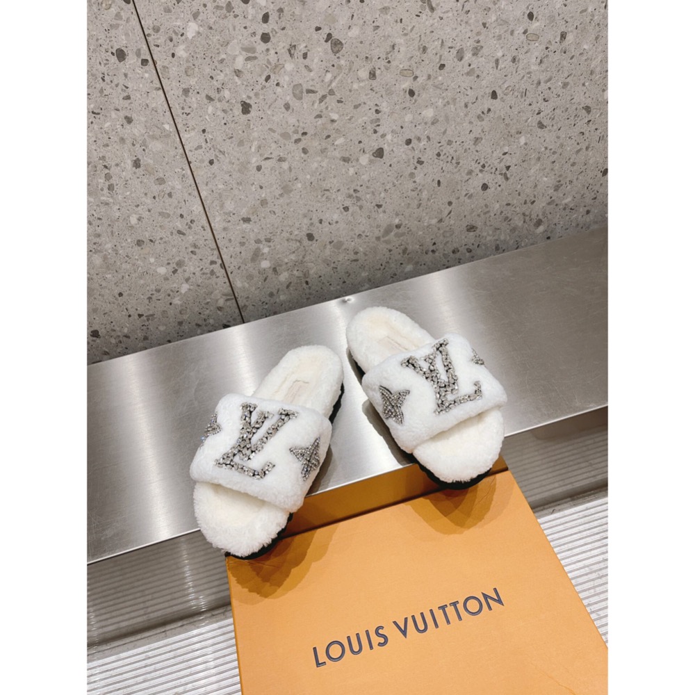 Louis Vuitton 路易威登】LV新品水鑽羊毛拖鞋毛拖。🔻羊毛的設計讓整個