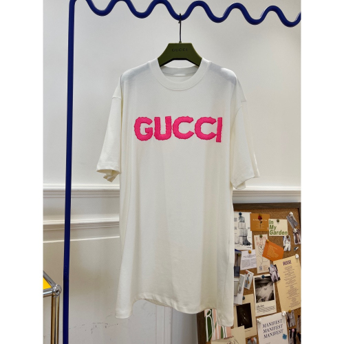 古馳 Gucci 2024春夏系列 最新款🆕✨✨刺繡T恤，這款米白色針織棉T恤匠心綴飾粉色G*cci刺繡💫