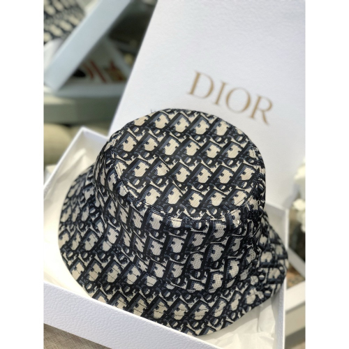 Dior 迪奧 漁夫帽 𝙊𝙗𝙞𝙦𝙪𝙚 #雙面老花漁夫帽 小小的窄帽檐 非常日常隨性 氣質的海軍藍