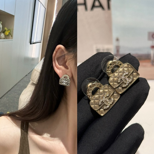 香奈兒 Chanel 耳環 24c春夏度假單品⛱️ 經典菱格紋金屬包包造型🩷🩶 獨特設計風格☑️