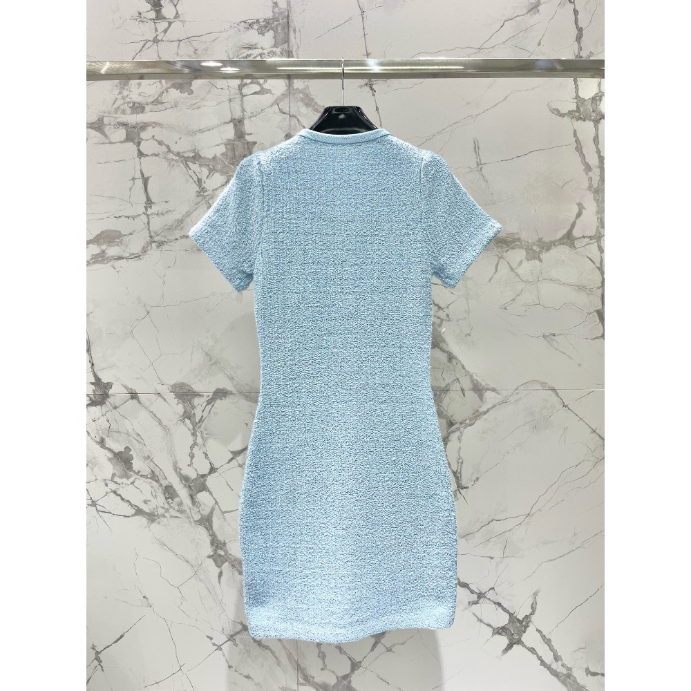 薄霧藍紐扣針織短袖連衣裙    薄霧藍🌫️💙，簡直是清新脫俗的代名詞！它不像普通藍色那麼深沈，也不像天藍那麼張揚-細節圖2