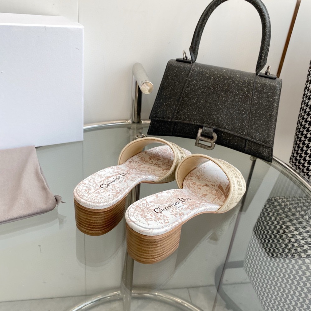 CD新配3D立體刺繡印花粗跟涼拖鞋。✨✨鞋面採用原版飛織純棉3d立體刺繡/印花，內里墊腳為進口牛皮，意大利真皮大底-細節圖4