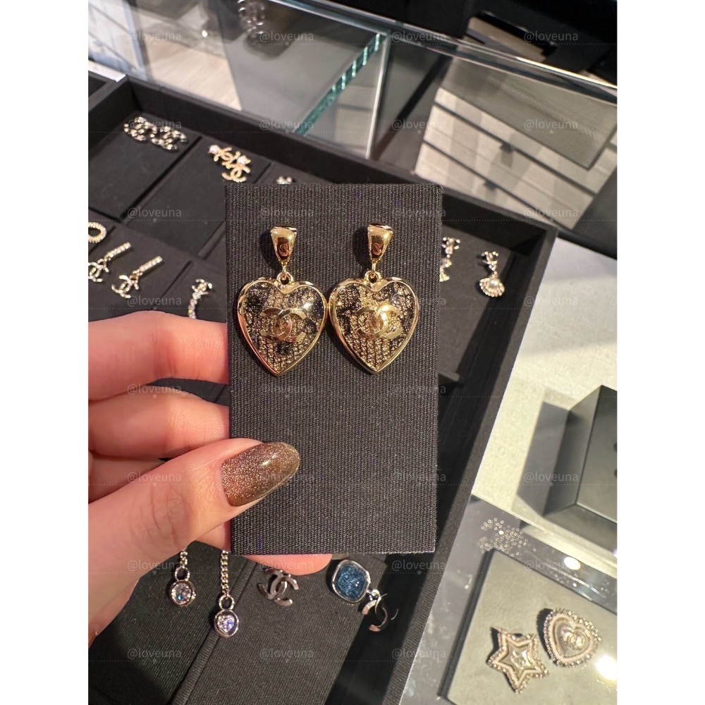 𝐂𝐡𝐚𝐧𝐞𝐥 𝟐𝟒𝐤 滿鑽銀色雙c搭配淺金色小愛心珍珠水鑽耳環  吊墜部分採用麥穗形狀設計葉形水鑽點綴-細節圖2