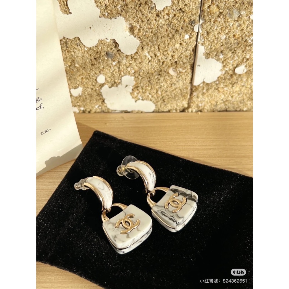 𝐂𝐡𝐚𝐧𝐞𝐥 𝟐𝟒𝐤 滿鑽銀色雙c搭配淺金色小愛心珍珠水鑽耳環  吊墜部分採用麥穗形狀設計葉形水鑽點綴-細節圖3