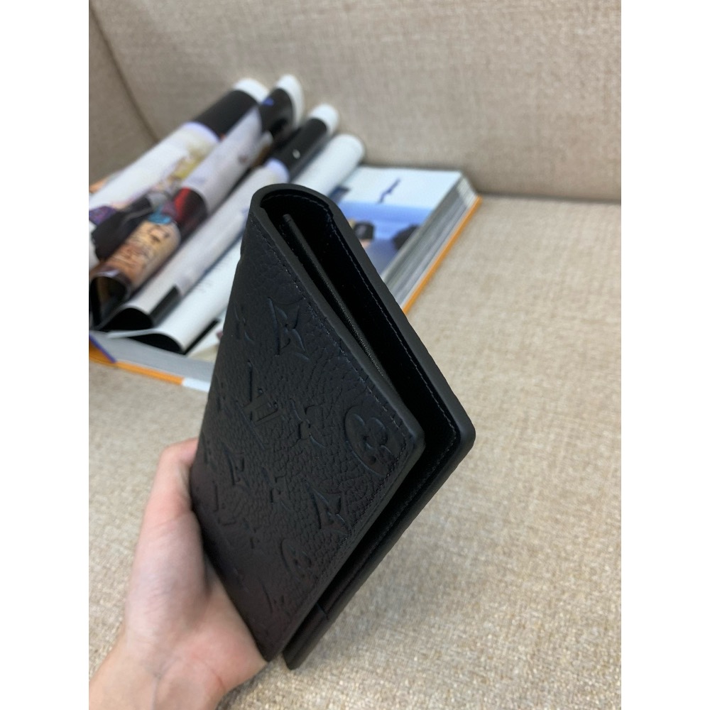 【芯片版】 Brazza 錢夾  M69038 黑色 為柔軟 Taurillon 皮革壓印 Monogram 圖案-細節圖5