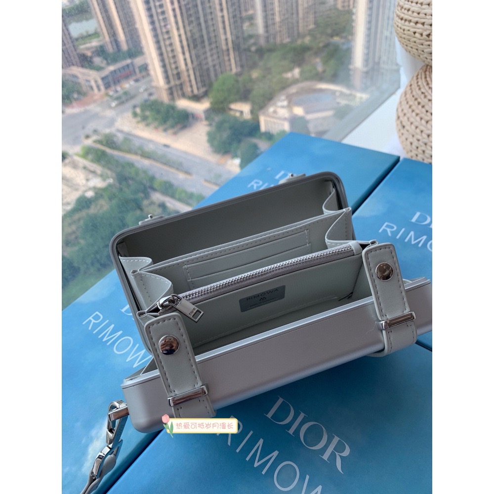 Dior x Rimowa限量聯名款鋁鎂合金斜挎包/手拿包，男女通用，兩個頂級精品的首度聯名，旅行箱也有，將旅行情懷與卓-細節圖2