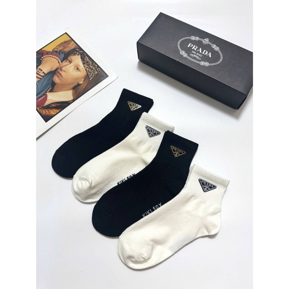 普拉達 Prada  三角牌復古樂福鞋，這款鞋面搭配三角牌金屬扣，中和了整個鞋子的氣質，完全不會特別正式或者老氣，有點俏-細節圖2