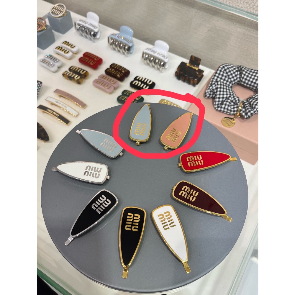 發夾套裝  𝐏𝐑𝐀𝐃𝐀新款金色字母玳瑁色樹脂三角標一字夾發夾    美拉德色系金棕色 復古文藝又很百搭-細節圖3