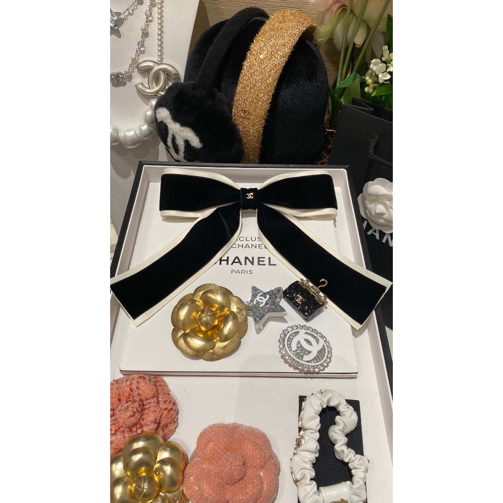𝐂𝐡𝐚𝐧𝐞𝐥 𝟐𝟓新品 黑絲絨白色緞面金色雙c雙層蝴蝶結髮夾✨  真正的公主感蝴蝶結 上身非常優雅貴氣-細節圖2
