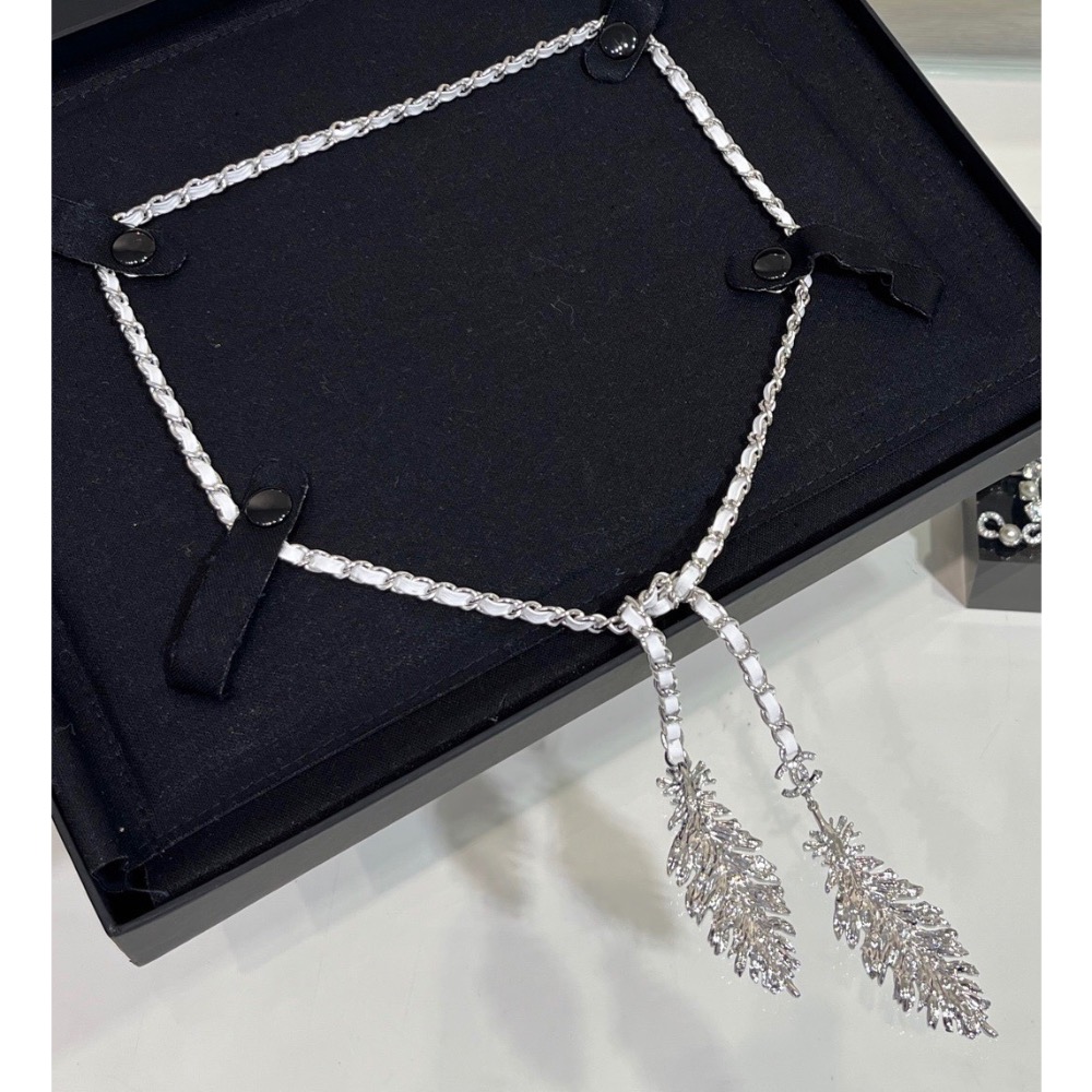 今日新品🌟choker 𝑪𝒉𝒂𝒏𝒆𝒍 25s新款金色滿鑽雙C羽毛皮穿鏈項鍊  像飛鳥羽毛 又像麥穗葉子-細節圖2