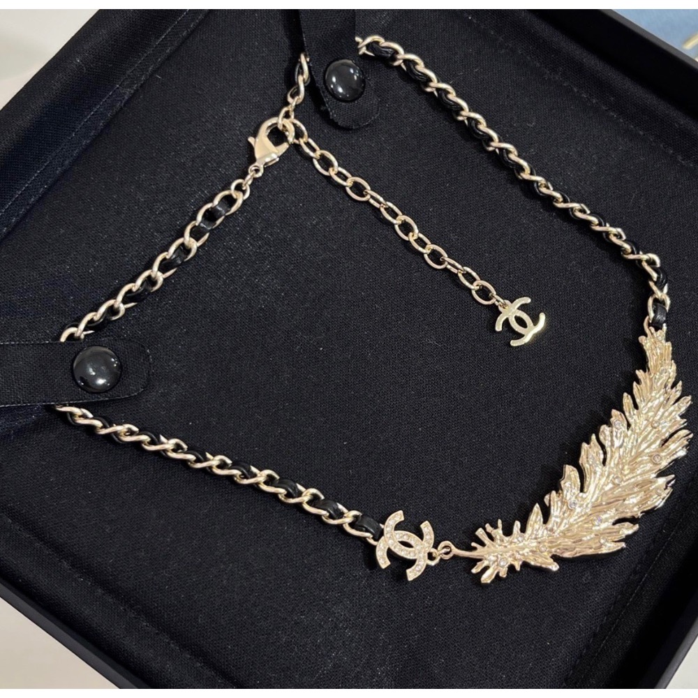 今日新品🌟choker 𝑪𝒉𝒂𝒏𝒆𝒍 25s新款金色滿鑽雙C羽毛皮穿鏈項鍊  像飛鳥羽毛 又像麥穗葉子-細節圖4