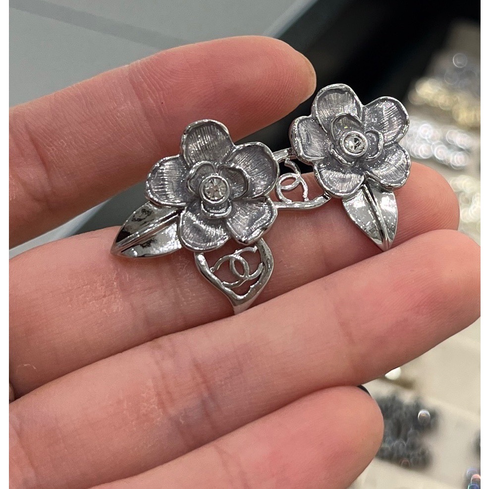 今日新品🌟choker 𝑪𝒉𝒂𝒏𝒆𝒍 25s新款金色滿鑽雙C羽毛皮穿鏈項鍊  像飛鳥羽毛 又像麥穗葉子-細節圖5