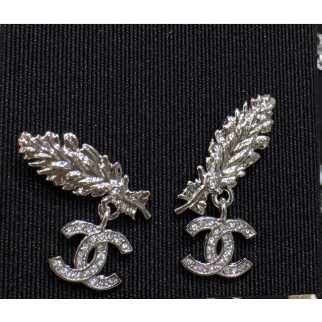 今日新品🌟choker 𝑪𝒉𝒂𝒏𝒆𝒍 25s新款金色滿鑽雙C羽毛皮穿鏈項鍊  像飛鳥羽毛 又像麥穗葉子-細節圖7