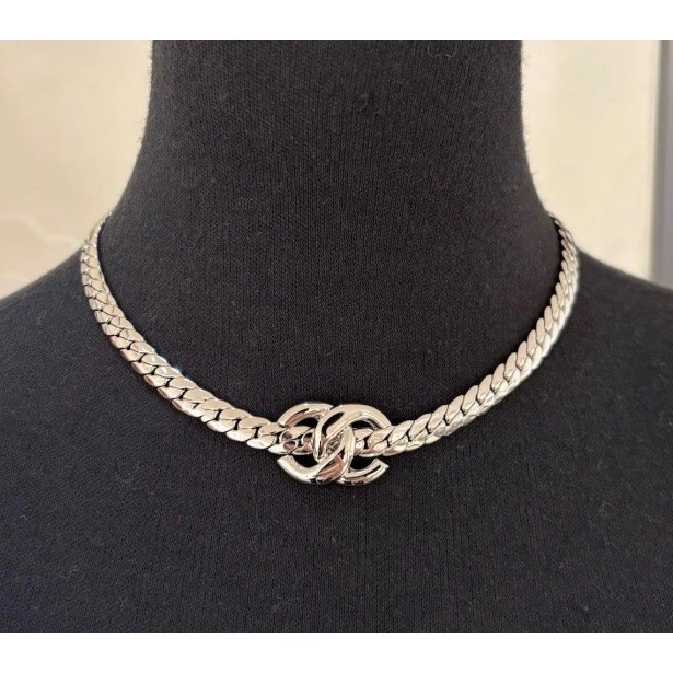 今日新品🌟choker 𝑪𝒉𝒂𝒏𝒆𝒍 25s新款金色滿鑽雙C羽毛皮穿鏈項鍊  像飛鳥羽毛 又像麥穗葉子-細節圖8