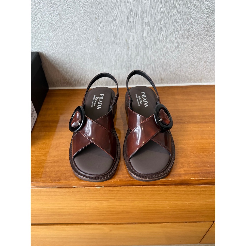 【PRADA 普拉達】情侶款系帶運動休閒鞋德訓鞋。🔻低調奢華懶人鞋，富人的不二選擇！軟膠底素有踩雲感之稱～-細節圖2