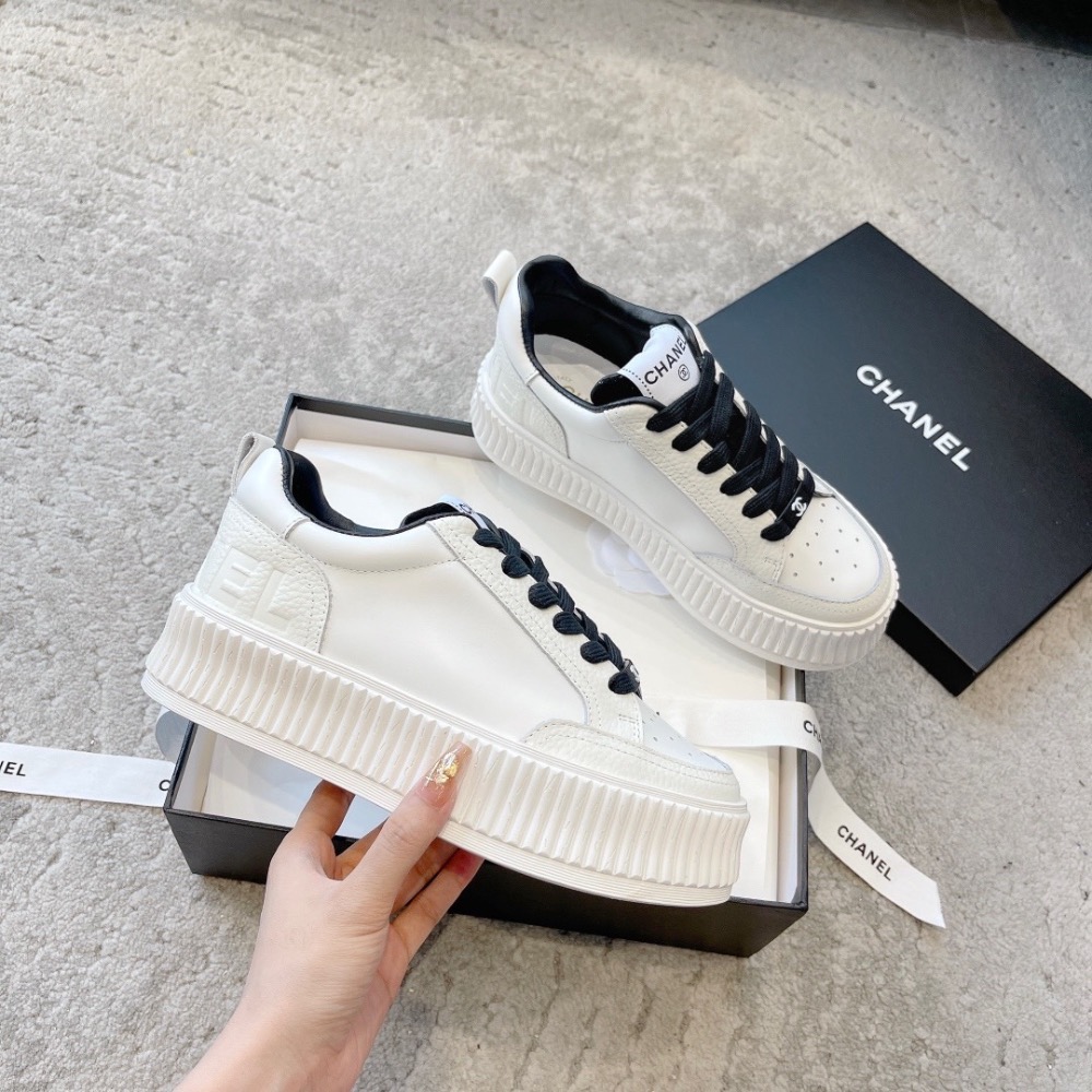 【CHANEL 香奈兒】小香雙C系帶厚底小白鞋運動休閒鞋。✌百搭小白鞋，款式搭配不會出錯，撞色搭配活力滿滿啊-細節圖2