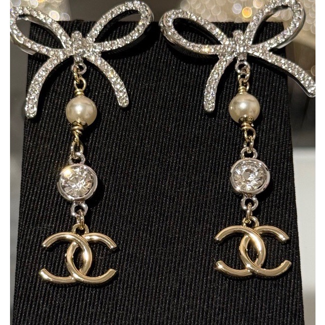 Chanel 25k 新款金色蝴蝶結珍珠字母雕花雙c水滴晶鑽蕾絲花邊耳環  雙c+珍珠蝴蝶結+大水滴晶鑽設計-細節圖3