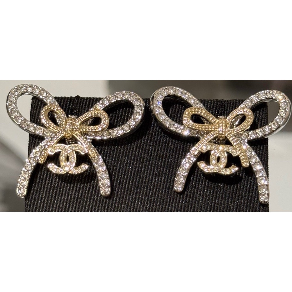 Chanel 25k 新款金色蝴蝶結珍珠字母雕花雙c水滴晶鑽蕾絲花邊耳環  雙c+珍珠蝴蝶結+大水滴晶鑽設計-細節圖6