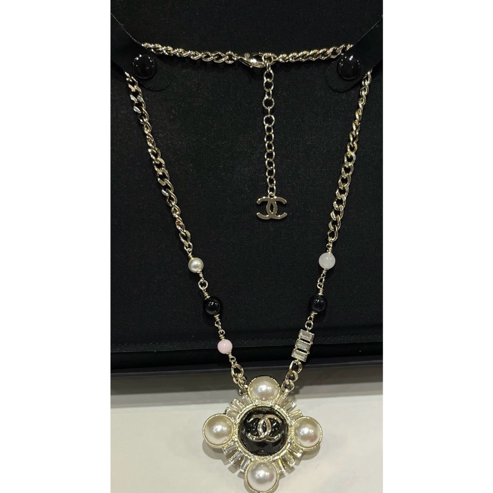 Chanel 25k 新款金色蝴蝶結珍珠字母雕花雙c水滴晶鑽蕾絲花邊耳環  雙c+珍珠蝴蝶結+大水滴晶鑽設計-細節圖8