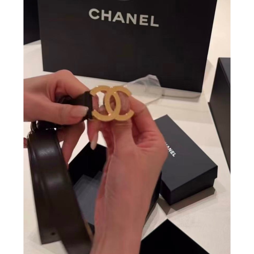 羅意威新款光滑牛皮革腰帶，飾以金屬LOEWE品牌標誌，寬1.5cm，五孔調節。顏色：黑色-細節圖2