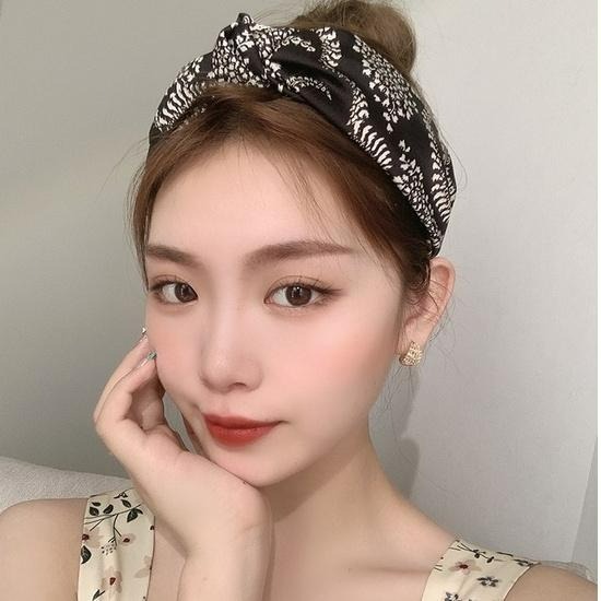 【台灣現貨】韓國氣質寬版造型髮箍 韓版千鳥格髮帶 寬髮箍 髮飾 女 高質感網紅新款 黑白蕾絲蝴蝶結 碎髮頭箍洗臉頭飾-細節圖9