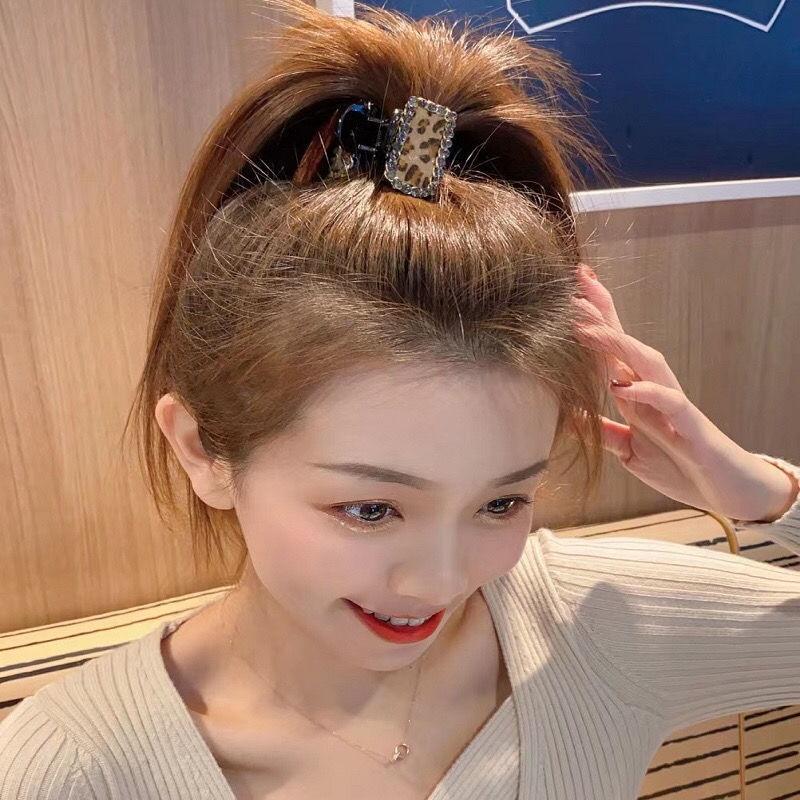 【台灣現貨】韓式豹紋棋盤格抓夾 小鯊魚夾 鑽石金屬鏈條 高級感黑白格髮夾 瀏海夾 公主頭 髮飾  棋格紋 小抓夾-細節圖3