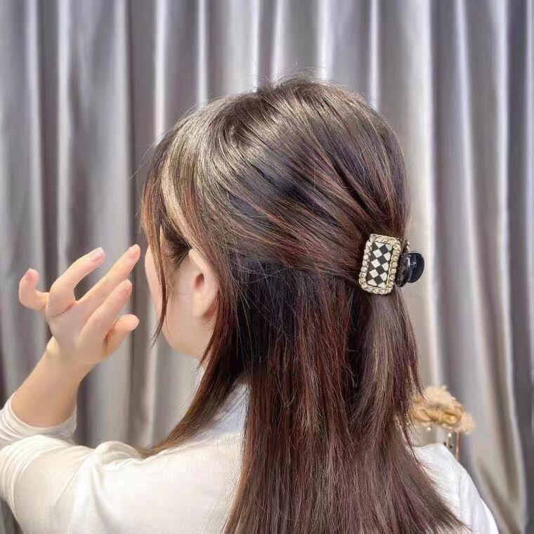 【台灣現貨】韓式豹紋棋盤格抓夾 小鯊魚夾 鑽石金屬鏈條 高級感黑白格髮夾 瀏海夾 公主頭 髮飾  棋格紋 小抓夾-細節圖4
