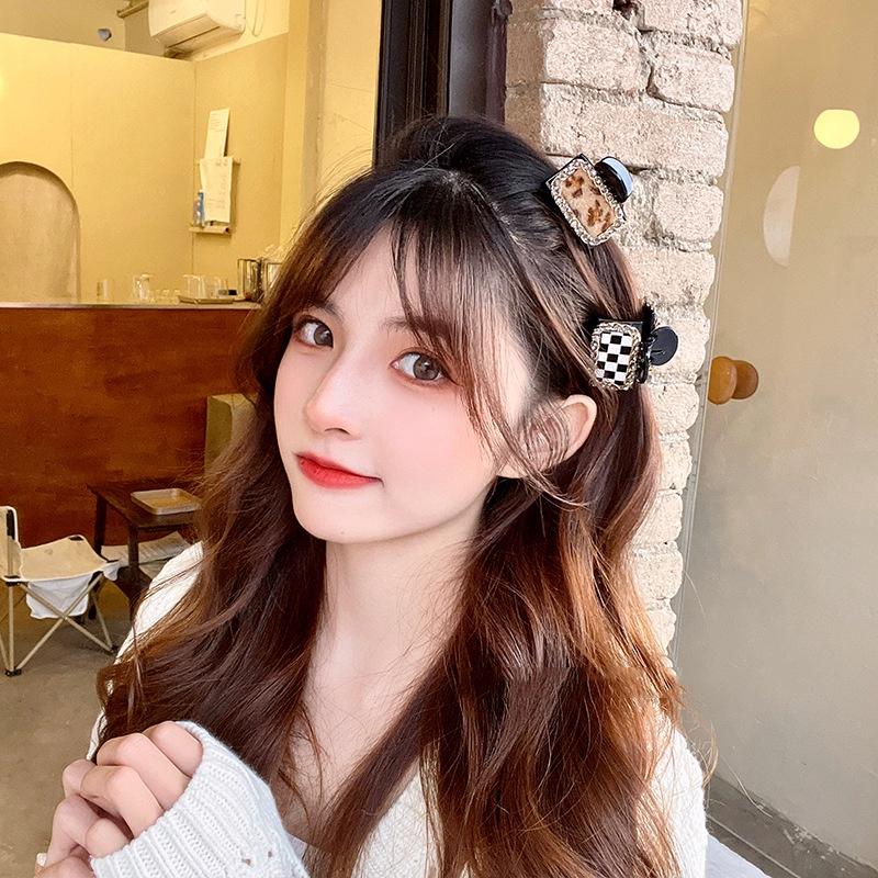【台灣現貨】韓式豹紋棋盤格抓夾 小鯊魚夾 鑽石金屬鏈條 高級感黑白格髮夾 瀏海夾 公主頭 髮飾  棋格紋 小抓夾-細節圖6
