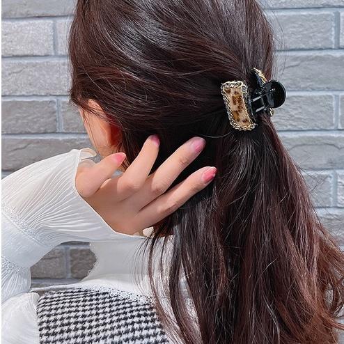 【台灣現貨】韓式豹紋棋盤格抓夾 小鯊魚夾 鑽石金屬鏈條 高級感黑白格髮夾 瀏海夾 公主頭 髮飾  棋格紋 小抓夾-細節圖7