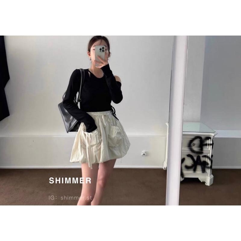 現貨𝟐𝟒𝐇出貨｜𝐬𝐡𝐢𝐦𝐦𝐞𝐫✨正韓🇰🇷怦然心動💘不規則露單肩繫帶造型羅紋針織上衣(3色）-細節圖5