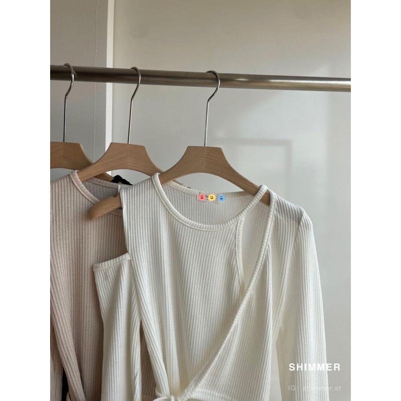 現貨𝟐𝟒𝐇出貨｜𝐬𝐡𝐢𝐦𝐦𝐞𝐫✨正韓🇰🇷怦然心動💘不規則露單肩繫帶造型羅紋針織上衣(3色）-細節圖8