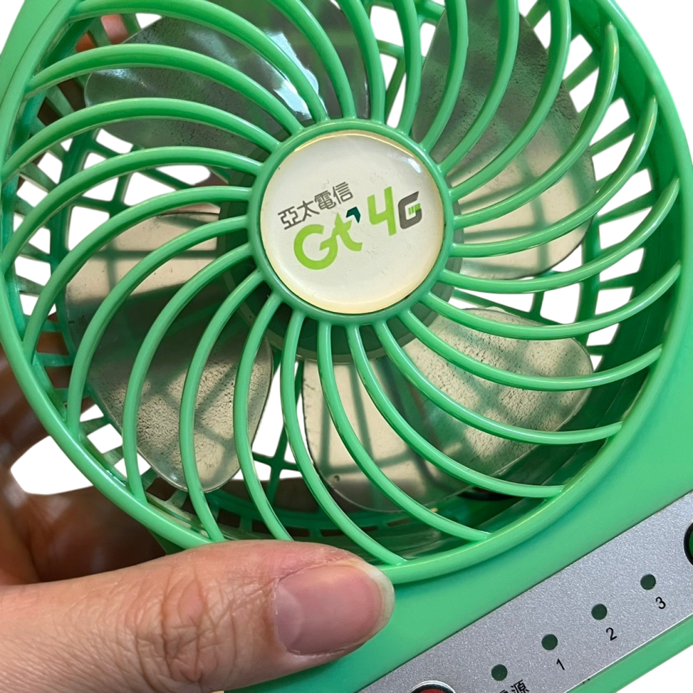 ❮二手❯ 亞太電信 Gt智慧生活 USB 涼風扇 三段式風速調節 使用可充電式鋰電池 綠 桌面風扇 小風扇 電風扇-細節圖2