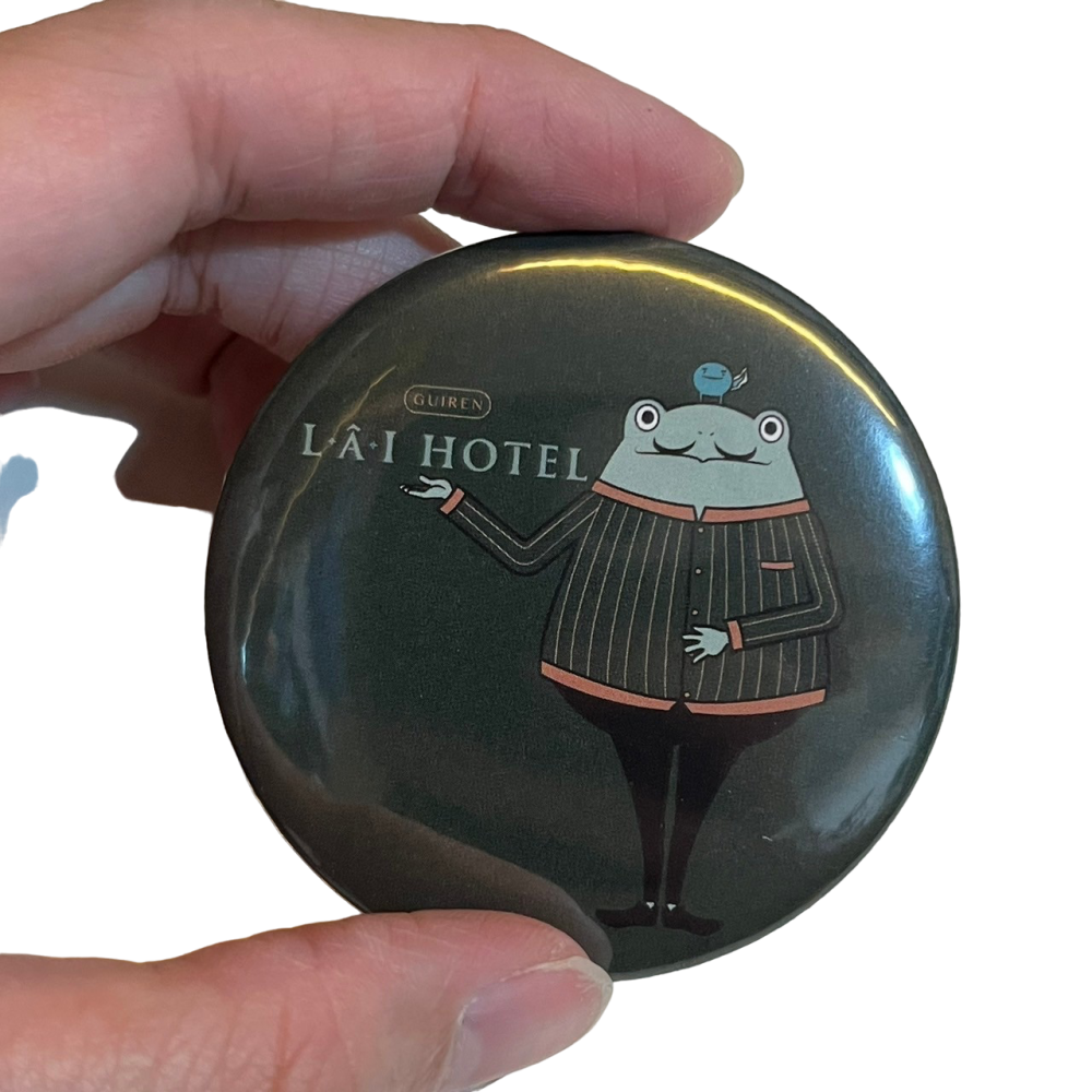 ❮全新❯ LAI HOTEL 徠‧歸仁飯店 青蛙管家 胸章 Frog Butler 別針 臂章 徽章 紀念品 收藏品-細節圖3