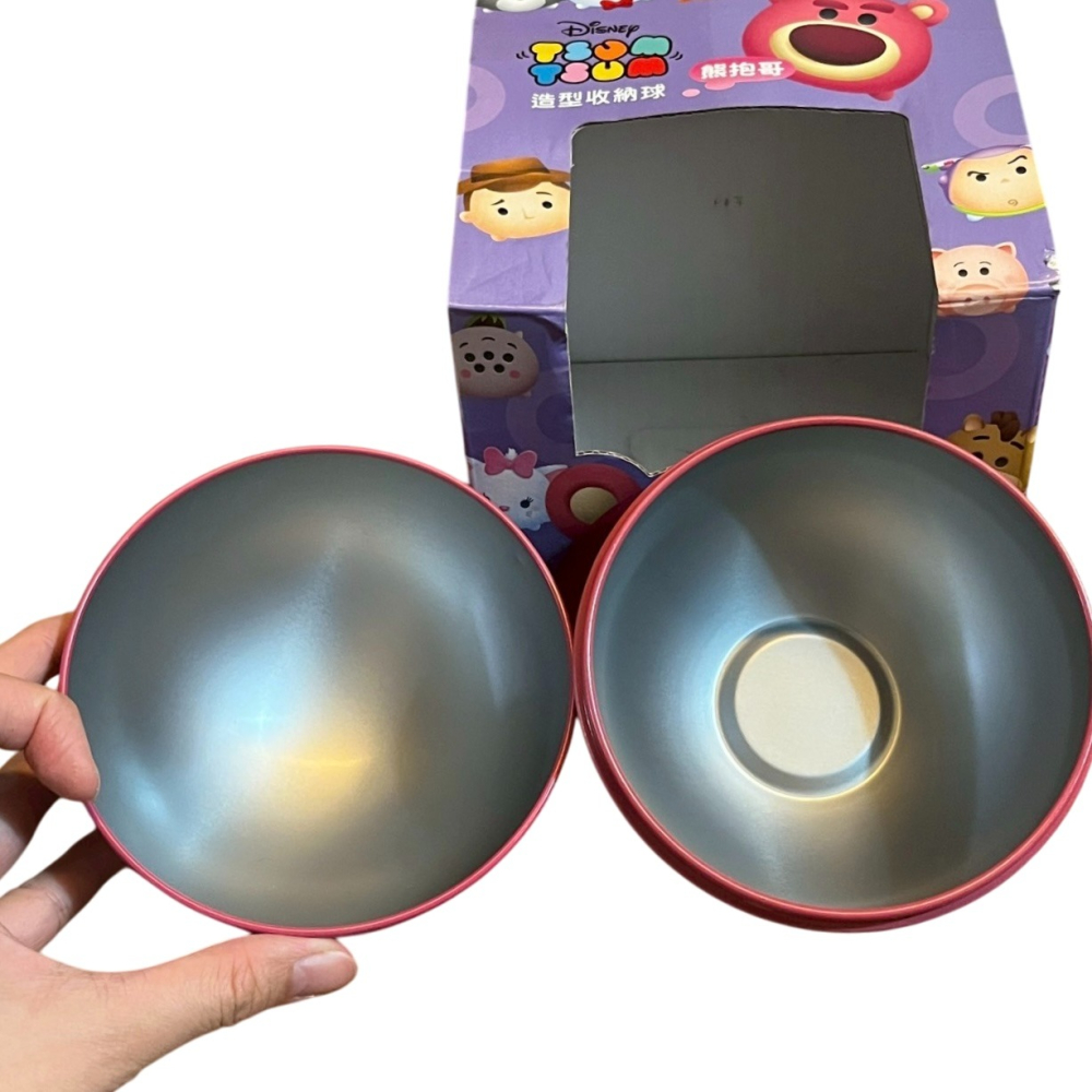 ❮近新❯ 美國 Disney 迪士尼 Tsum Tsum 玩具總動員熊抱哥 Lotso 鐵製收納球 收納盒 置物盒 鐵盒-細節圖7