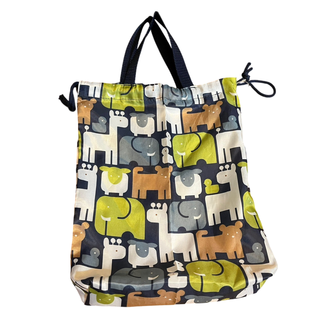 ❮近新❯ 日本 DAISO 大創 A4 束口手提袋 輕盈立體摺疊便攜手提環保購物袋 卡通動物 泰國大象 長頸鹿 綿羊 狗-細節圖2