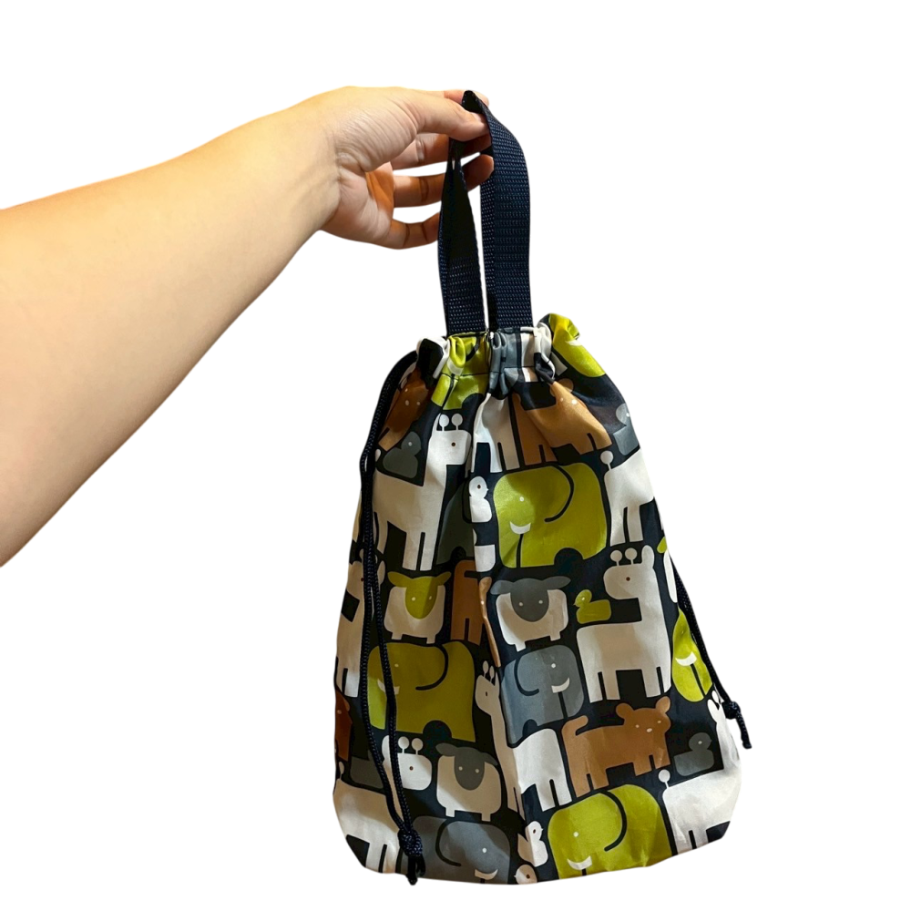 ❮近新❯ 日本 DAISO 大創 A4 束口手提袋 輕盈立體摺疊便攜手提環保購物袋 卡通動物 泰國大象 長頸鹿 綿羊 狗-細節圖3