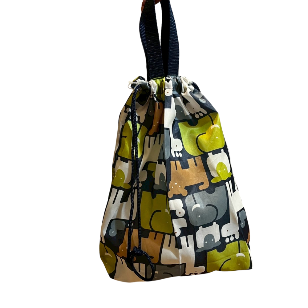 ❮近新❯ 日本 DAISO 大創 A4 束口手提袋 輕盈立體摺疊便攜手提環保購物袋 卡通動物 泰國大象 長頸鹿 綿羊 狗-細節圖4