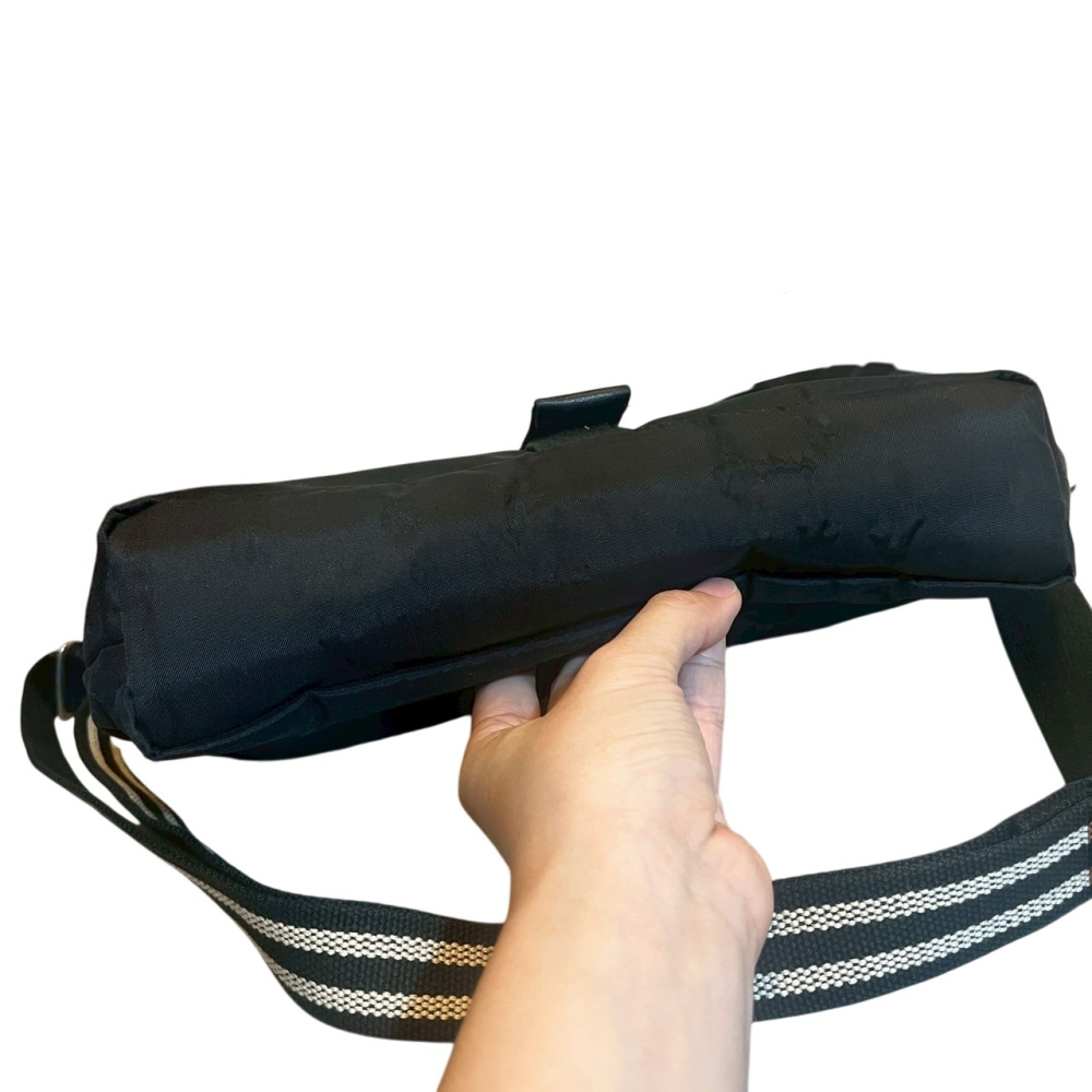 ❮二手❯ 日本 agnes b. 前衛兩折尼龍斜背包 Voyage 經典logo 尼龍斜背包 黑 基本斜背包-細節圖3