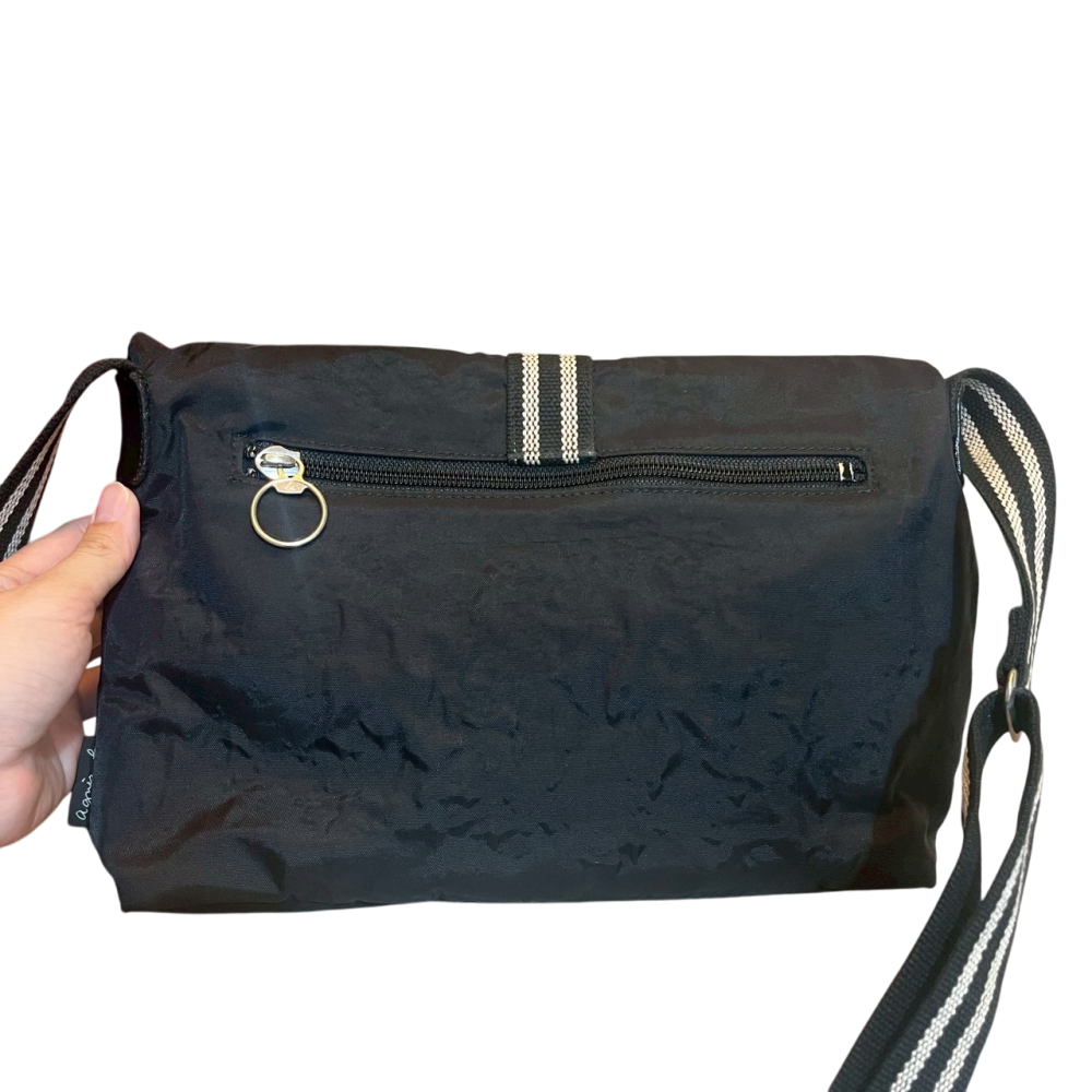 ❮二手❯ 日本 agnes b. 前衛兩折尼龍斜背包 Voyage 經典logo 尼龍斜背包 黑 基本斜背包-細節圖4